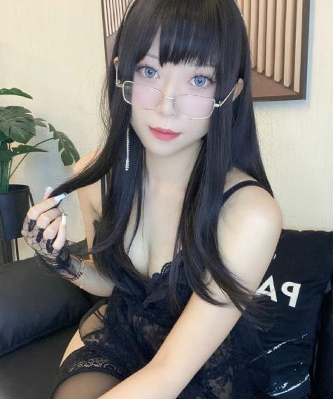 边亲边把手放衣服里发出声音